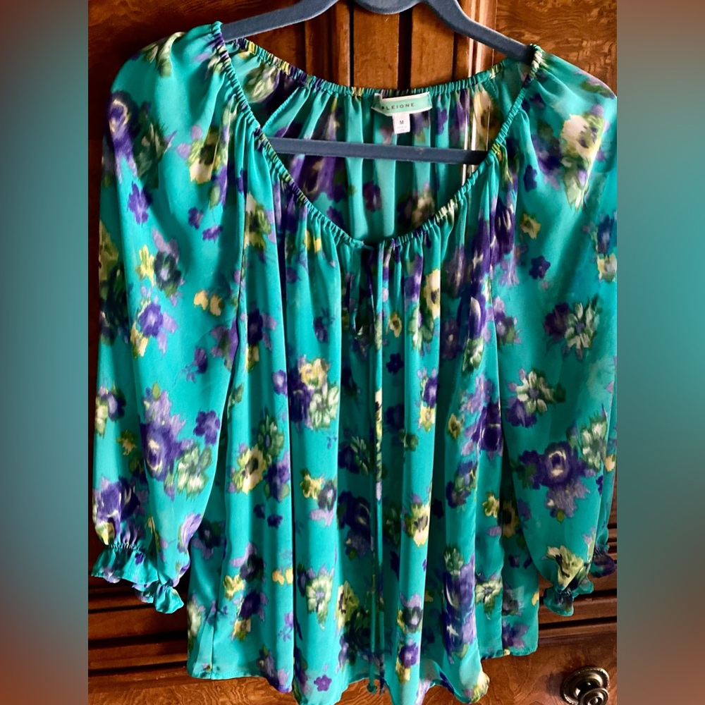 Beautiful colorful blouse Size M